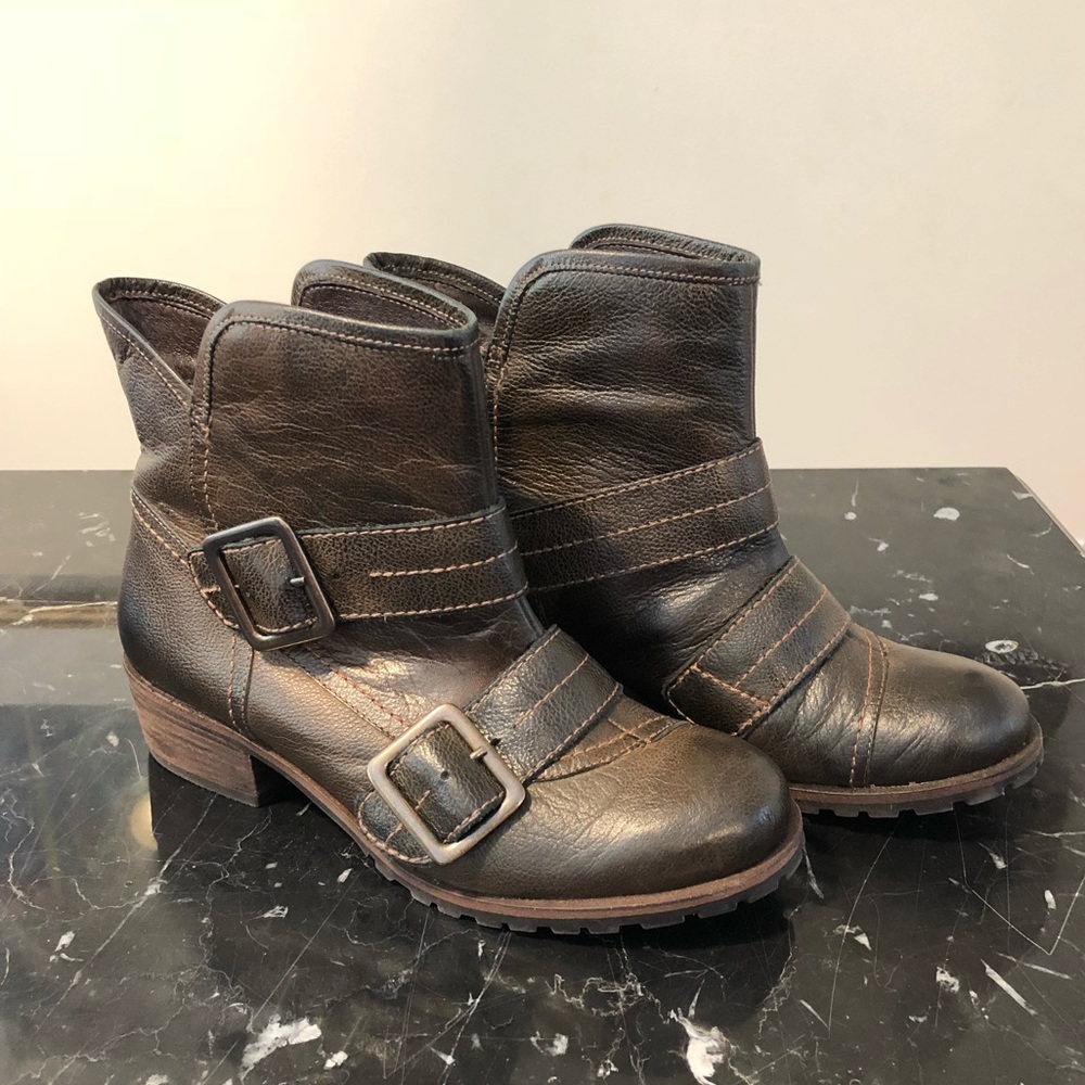 Andre Assous Robins Ankle Boots